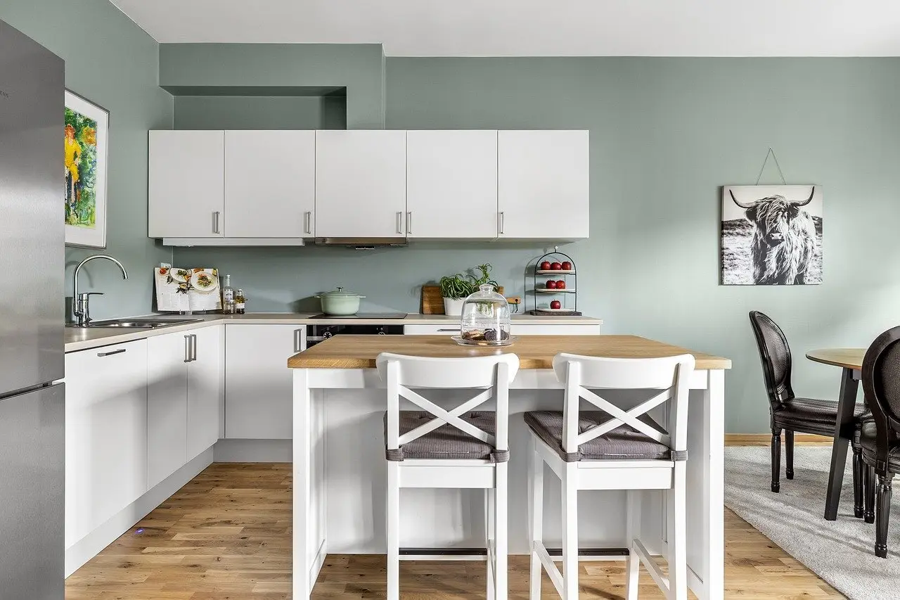 Lyst moderne køkken med spiseplads